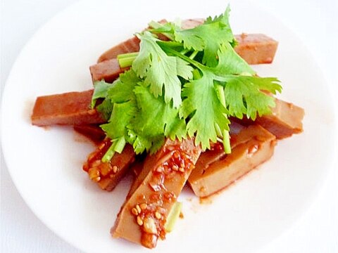 トトリムクコス　どんぐり豆腐とパクチーのサラダ